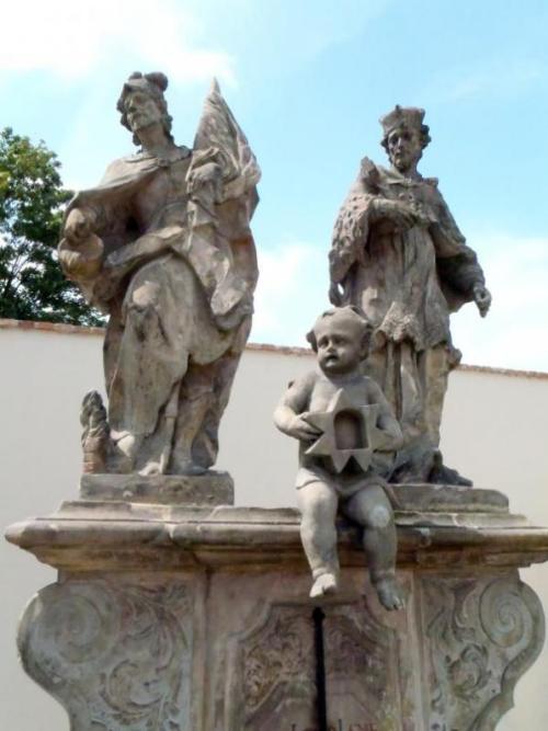 Sousoší Sv. Floriána na Zámeckém náměstí