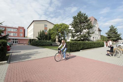 cyklistka u základní školy