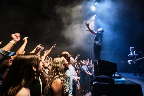 zpívající frontman TataBojs před publikem