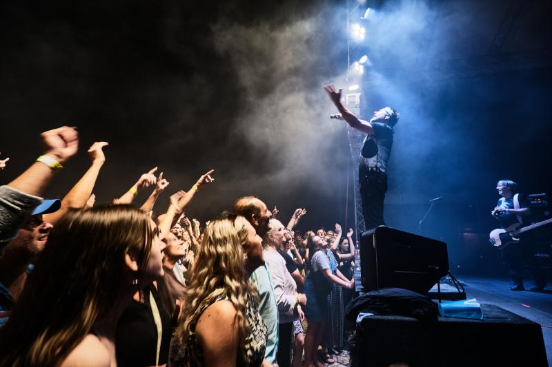 zpívající frontman TataBojs před publikem